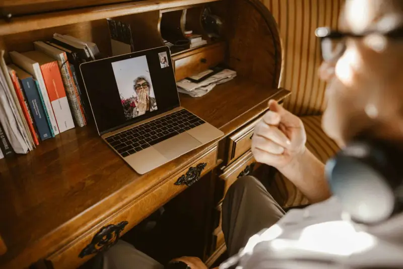 Hombre en videollamada, aplicando el método Gottman para fortalecer su relación.